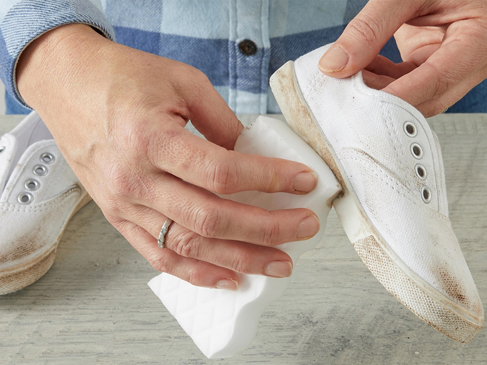 چگونه کفی کفش را سفید کنیم؟