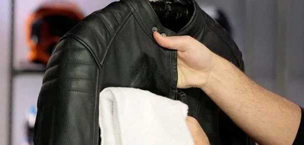 واکس زدن چرم مصنوعی