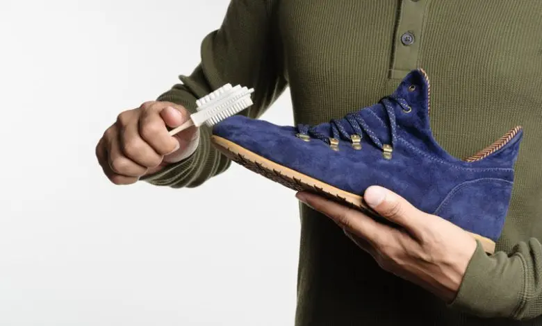 روش درست استفاده از پاک‌کن نبوک برای تمیز کردن کفش‌های خاص؛ آموزش تمیز کردن حرفه‌ای کفش‌های نبوک بدون آسیب به بافتش.